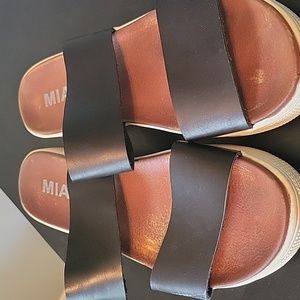 Women's MIA sandal. 2 black leather straps across top of foot, size 8